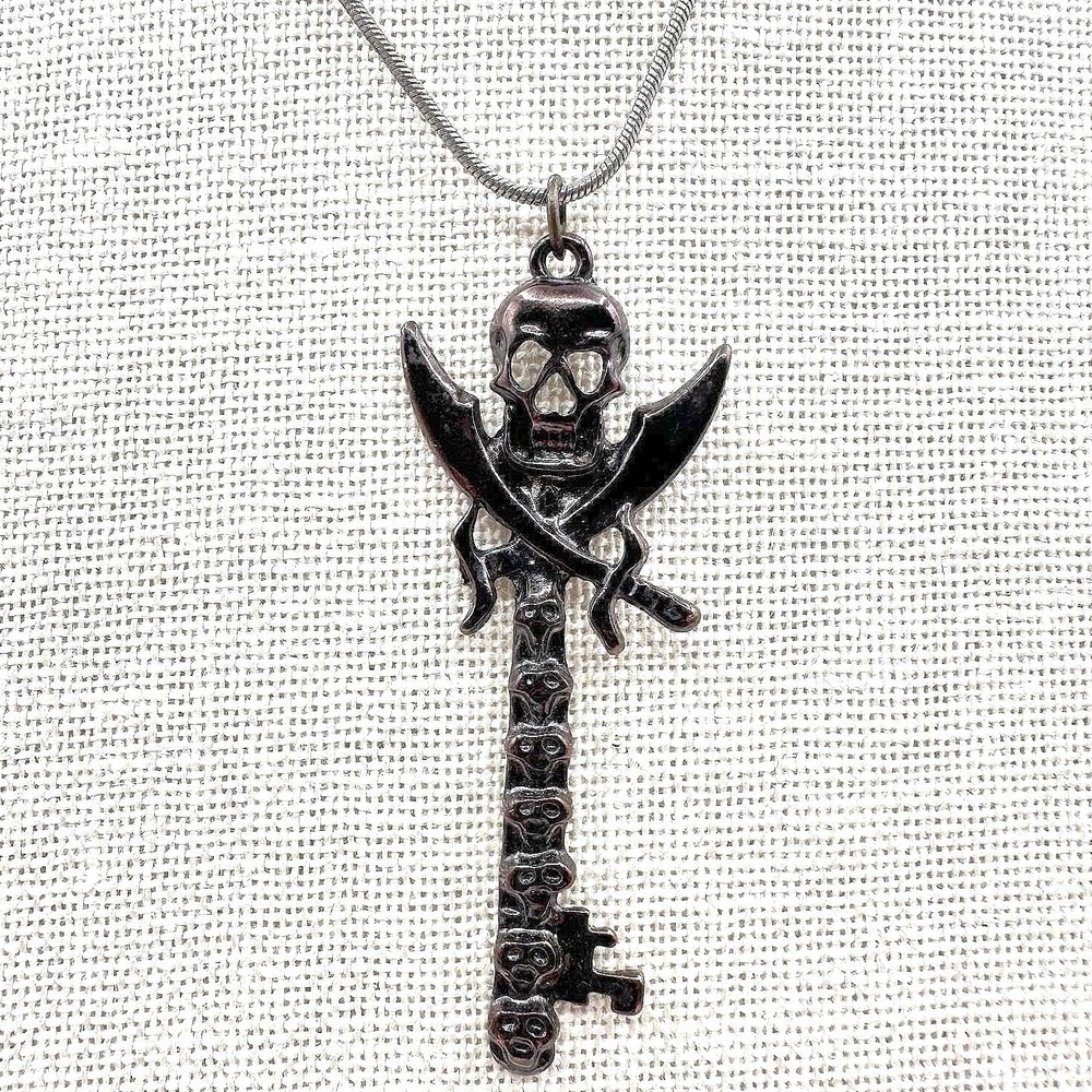Vintage Y2K Silver Tone Snake Chain Pirate Skull Key Pendant‎ Necklace Jewelry